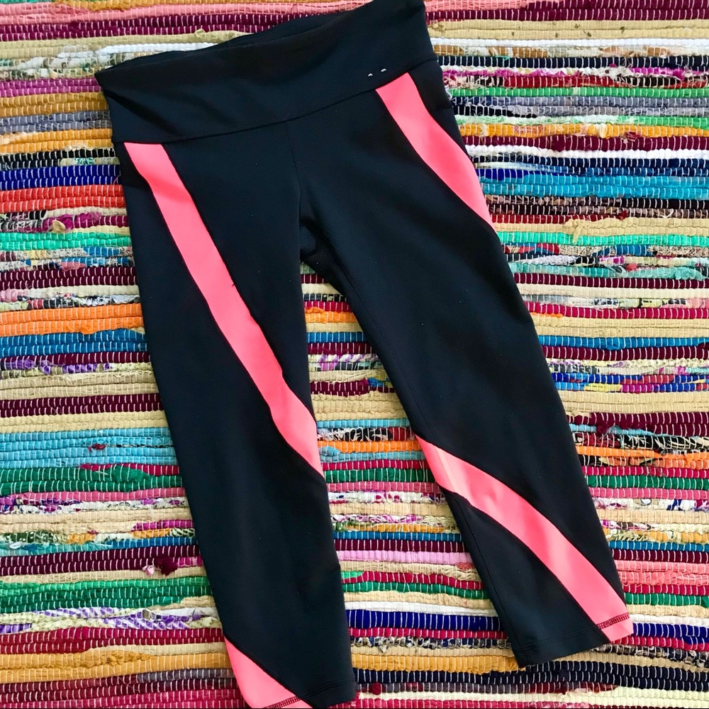 GapFit ~ Twist Panel navy pink crop capri leggings